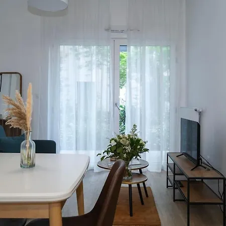 Ravissant 2 Pieces Moderne Avec Terrasse - 350c Apartment